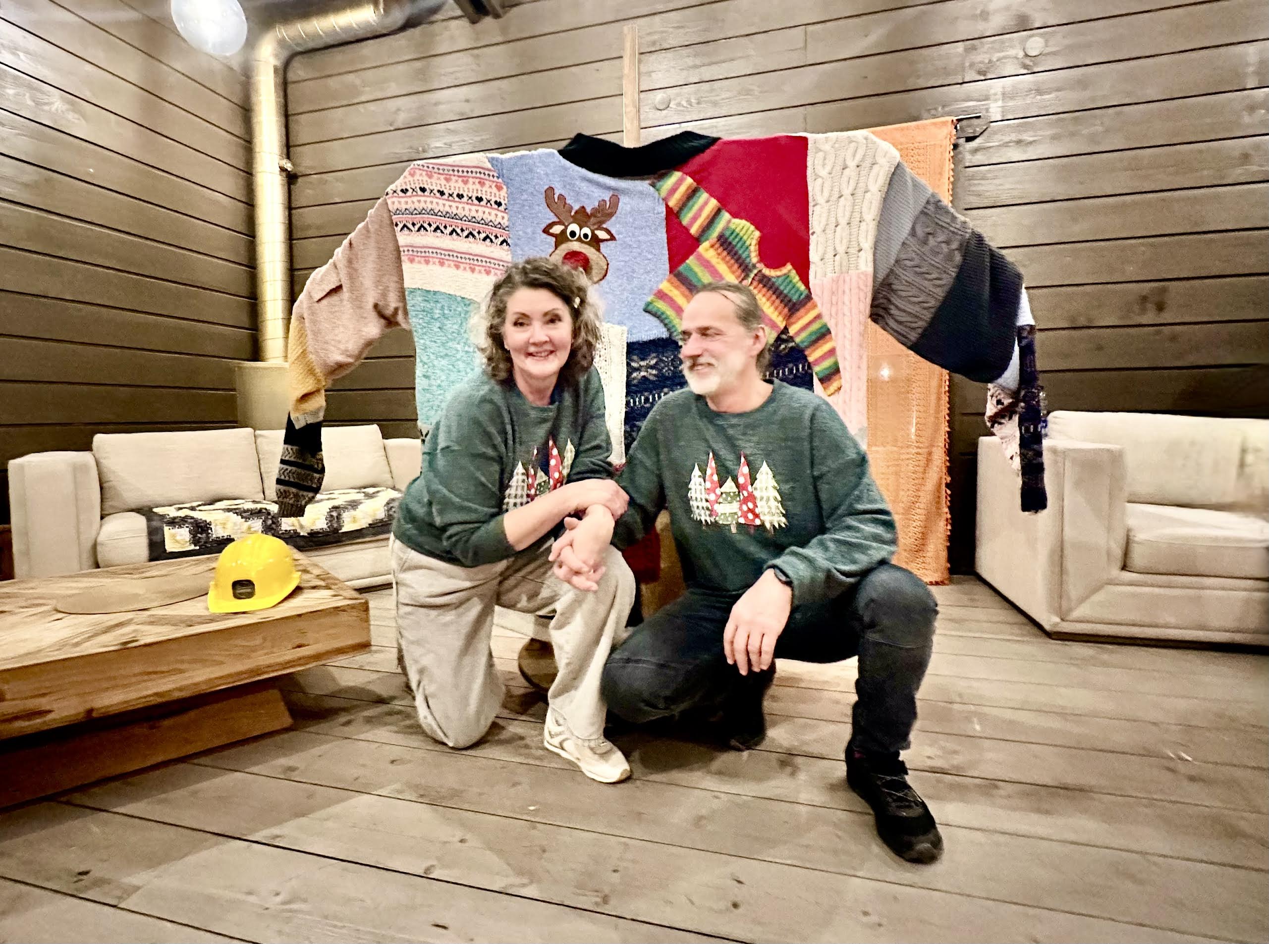 Kohviku Kampsun perenaine ja peremees Anneli ja Alar Pilliroog originaalse kampsunitest fotoseina ees. Kohvikus on mitmel pool kokku 26 kampsunit. Fotod ja video: KALEV ANNOM